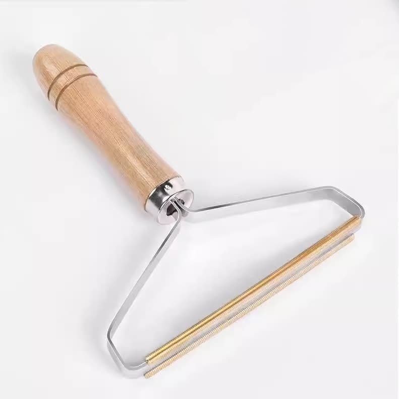 Fabric-safe manual lint shaver for clothes, removing fuzz and pills from coats and garments
