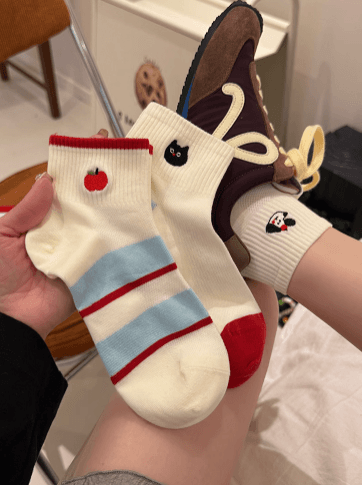 Women's cute white summer thin cotton socks, low-cut sporty style, seamless, breathable and moisture-wicking
