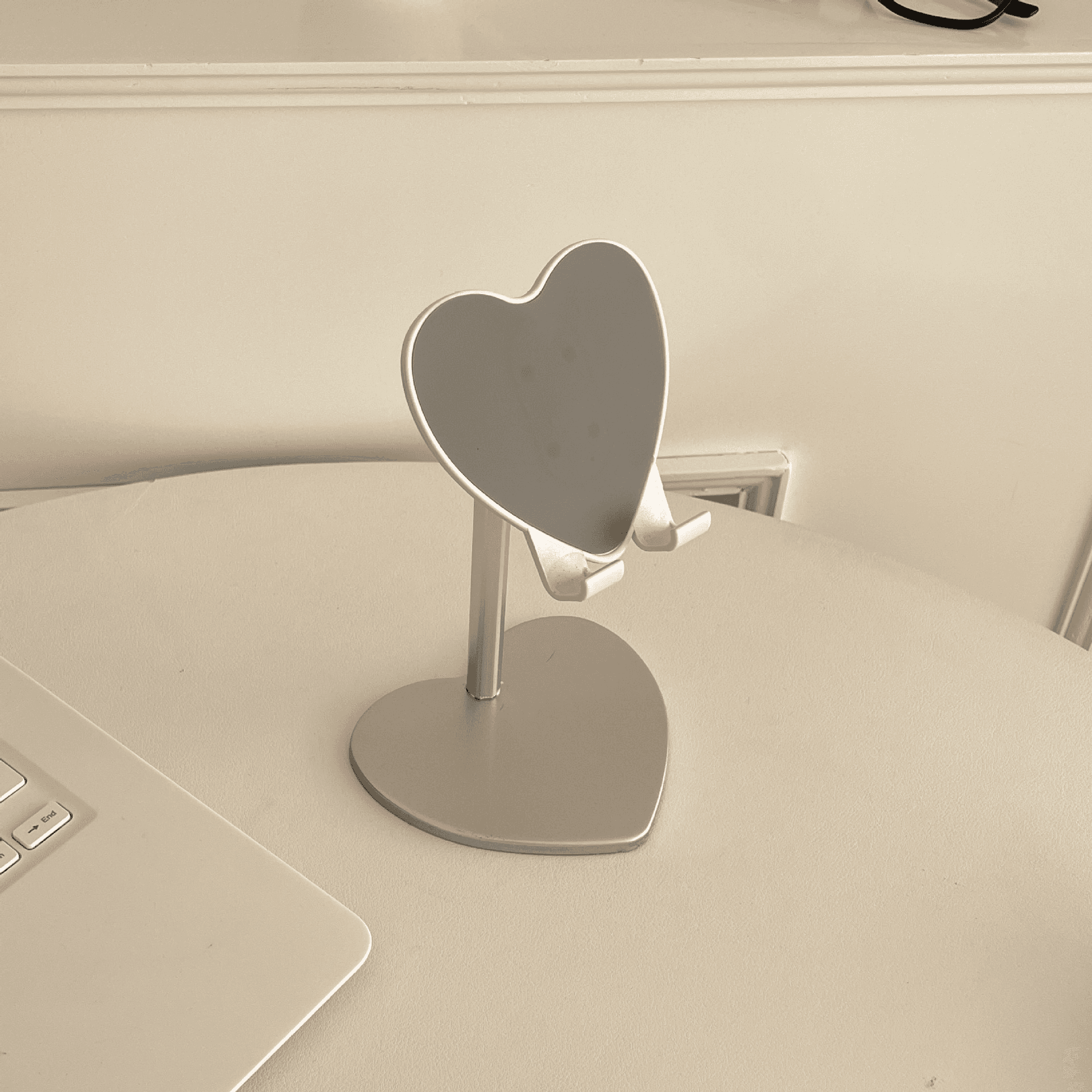 Ins-style heart-shaped phone stand, desktop tablet stand, adjustable height, for binge-watching and live streaming