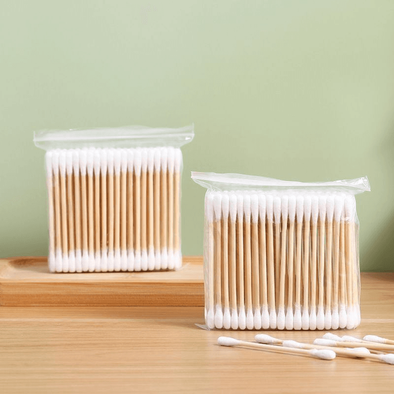Disposable double-headed cotton buds with wooden sticks for ear cleaning and makeup