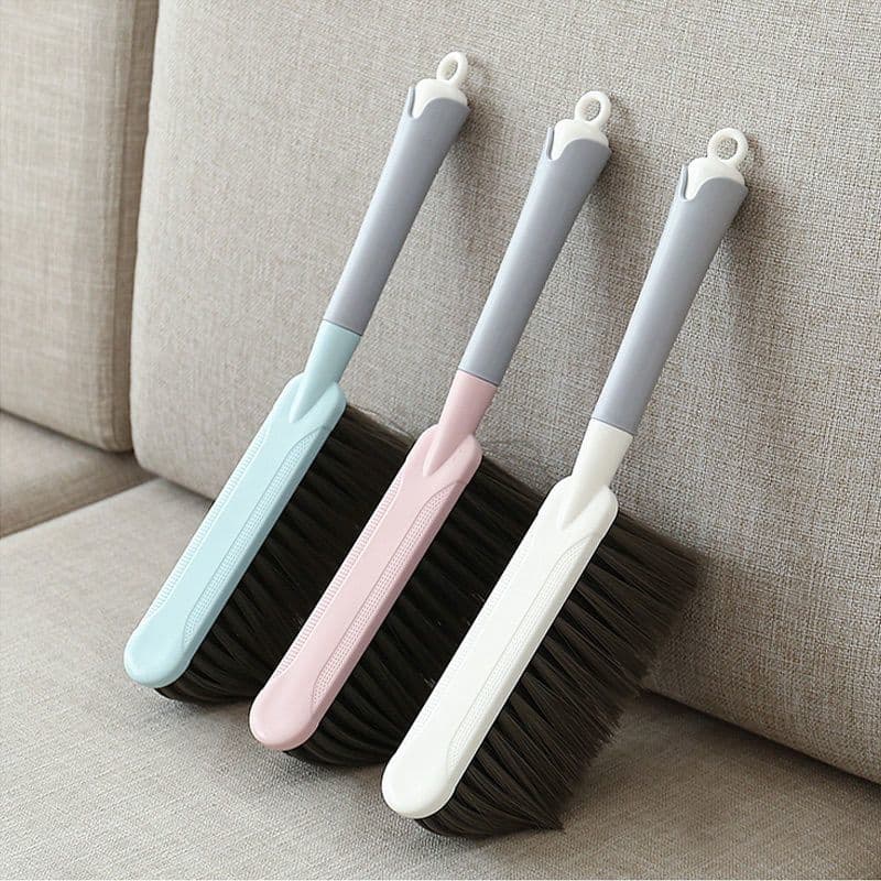 Long-handled bed brush for dust removal, dense stiff bristles, for cleaning sheets