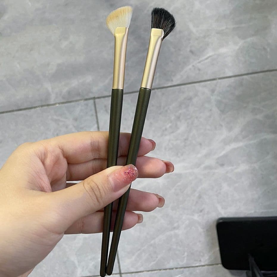 Half-fan-shaped nose shadow brush, contouring and highlighting makeup brush, sickle-shaped curved angled blending brush for shading, Cangzhou soft bristle brush