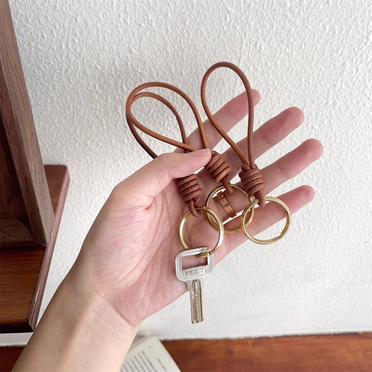 Vintage leather rope keychain handmade woven keyring hardware lock high-texture key rope