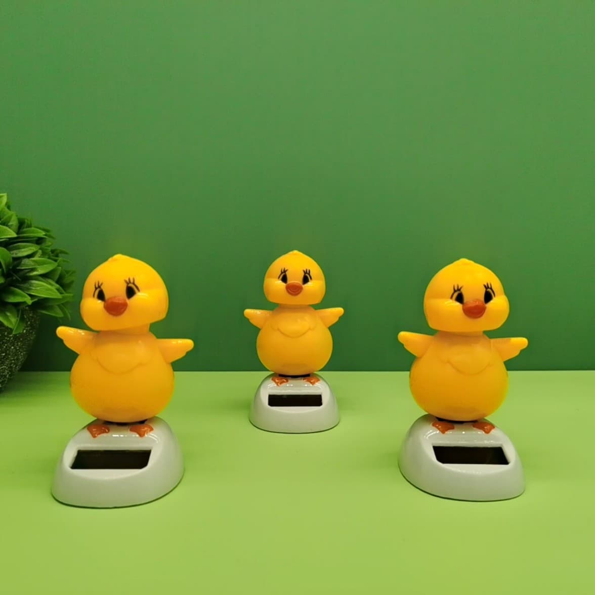 Car Solar Creative Wobble Chick Car Interior Roof Tail Boot Wobble Chick Auto Wobble