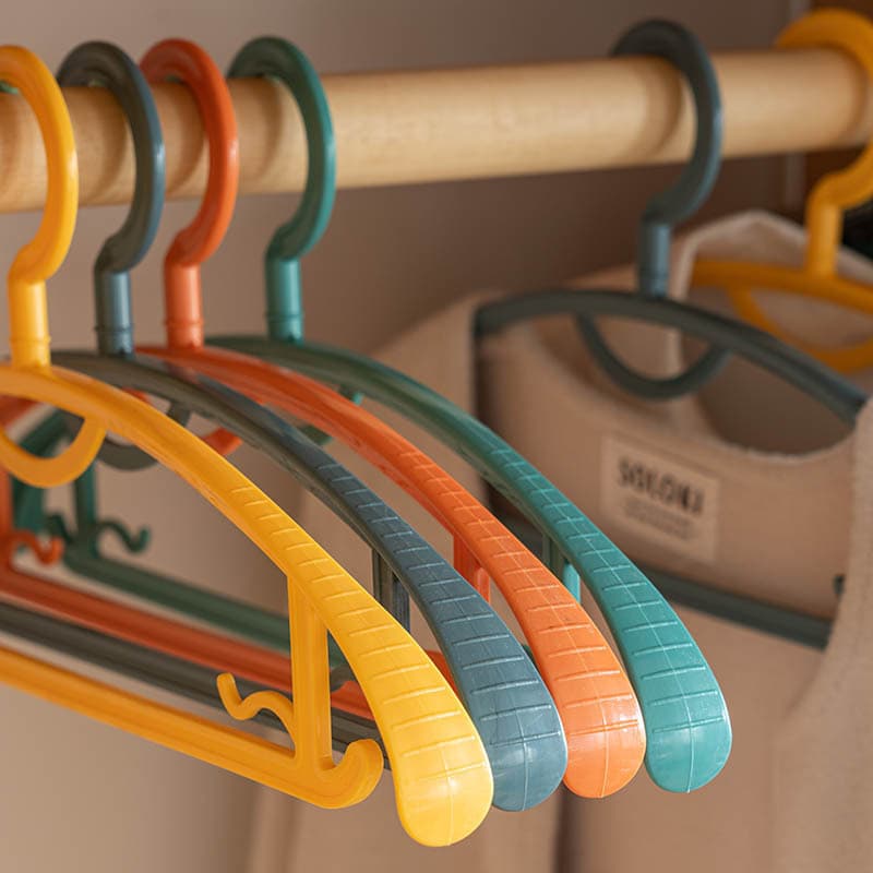 Adult anti-slip wide-shoulder non-marking no-bump heavy-duty plastic clothes hanger for wet and dry use