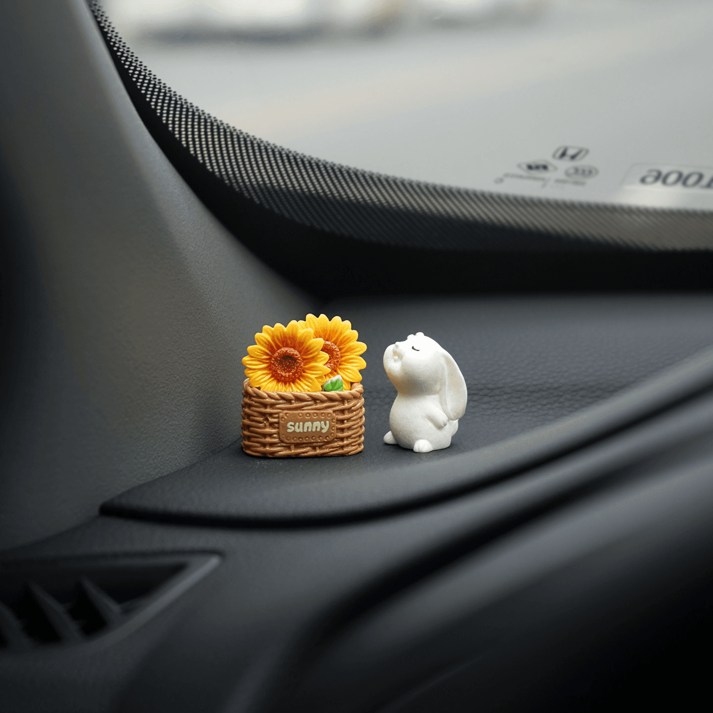 Mini basket sunflower rabbit car ornament, dashboard decoration, creative healing style